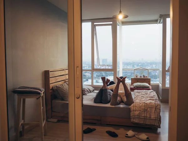Пара влюбленных имеет частное время отдыха в своей спальне — стоковое фото
