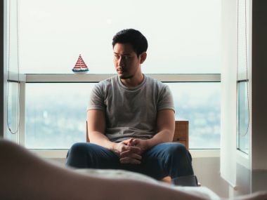 Adam oturur ve kadın bacak yalan ön ile sabah sakin ol.