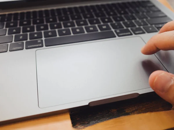 Close up van witte monitor laptop en hand. Concept van werken een — Stockfoto