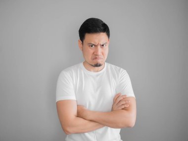 Beyaz tişört çok kızgın agresif adam portresi.