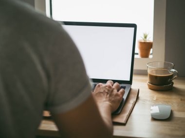 Dizüstü bilgisayar kullanan bir adam omuz açısı.