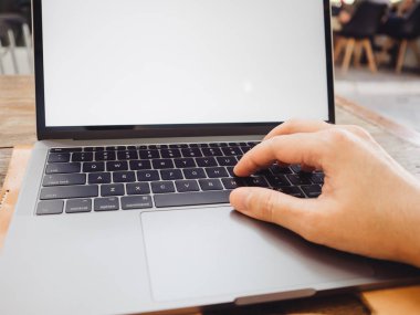 Beyaz monitör dizüstü ve el ile kapatın. Çalışma kavramının bir