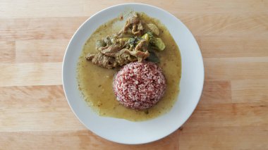 Tay yeşil kahverengi pirinç üzerine köri.