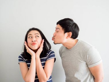 Komik güzel çift birbirlerine öpücük istiyor. Komedi kavramı