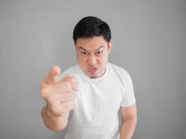 Beyaz tişört çok kızgın agresif adam portresi.