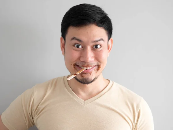 Funny face man eat chocolate vanilla ice pop. — Stock Photo, Image