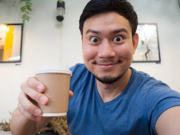 Uomo felice bere caffè caldo nel caffè . — Foto Stock