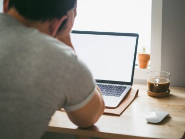 Dostum onun laptop almak iş yaptığı süre ile ciddi.
