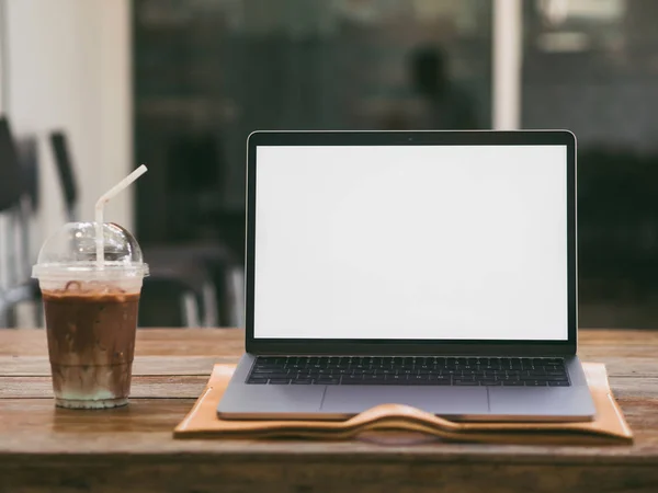 Laptop en iced koffie in het café. Concept van freelance werken — Stockfoto