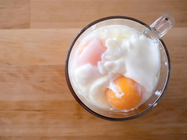 Os ovos fervidos suaves em uma xícara. Conceito de dieta protéica . — Fotografia de Stock