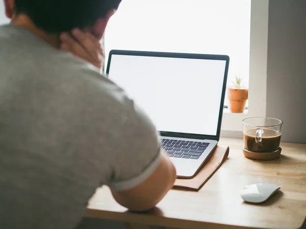 El trabajo del hombre en su computadora portátil se pone serio con su plazo . — Foto de Stock