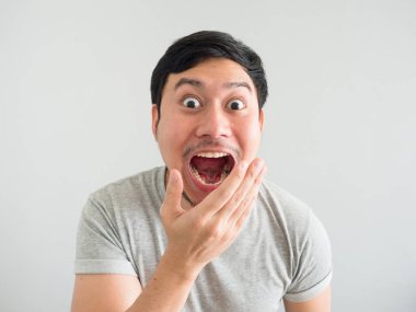 Kötü nefes adamın komik yüzü.