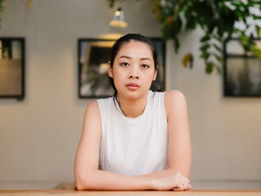 Sıkılmış ifade kadınla biraz bir için bekleyen ya da düşünme 