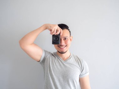 Adam bir aynasızlar kamera tutan ve bir fotoğraf çekmek deneyin.