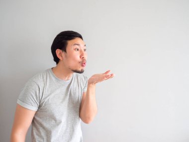 Adam ağız bir solukta mutlu hissediyor ve üfleme.