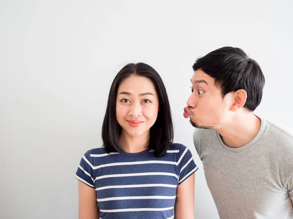 Engraçado casal encantador tentando beijar um ao outro. Conceito de comédia — Fotografia de Stock