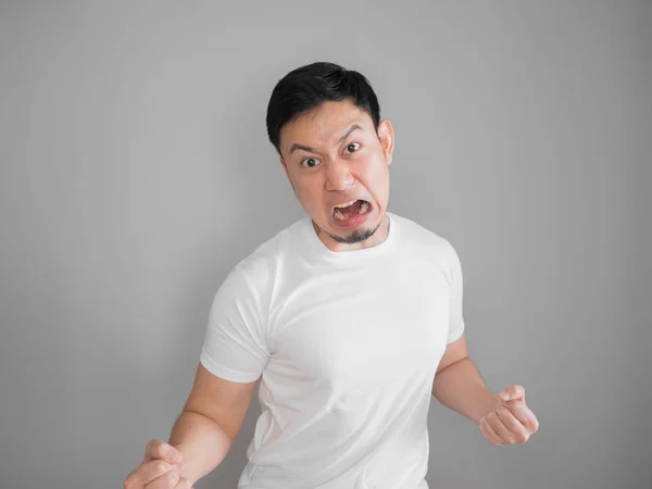 Retrato de hombre agresivo muy enojado en camiseta blanca . — Foto de Stock