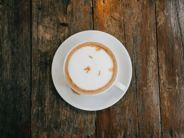 Vue du dessus de Latte art tasse de café avec un visage d'ours mignon . — Photo