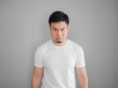 Beyaz tişört çok kızgın agresif adam portresi.