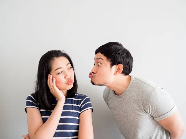 Funny lovely couple trying to kiss each other. Concept of comedy — Stock Photo, Image
