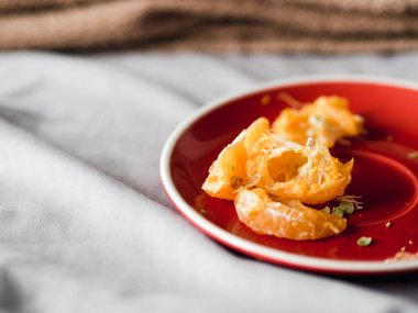 Yatakta iyi portakal kırmızı tabak üzerinde sol sakin ol gün.