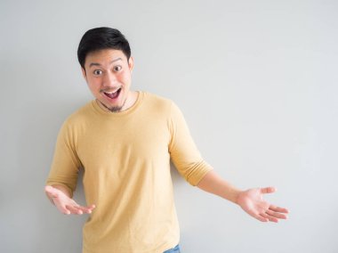 Adam sarı tişört üzerine gelin ve boş bir girintili sunmak için heyecanlı