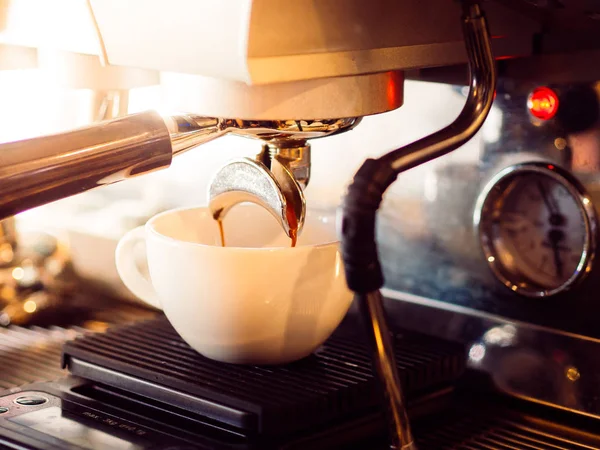 Закрытие процесса приготовления кофе из кофемашины . — стоковое фото