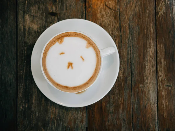 Tampilan atas cangkir kopi seni Latte dengan wajah beruang lucu . — Stok Foto