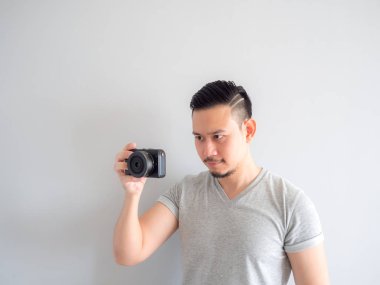 Adam bir aynasızlar kamera tutan ve bir fotoğraf çekmek deneyin.