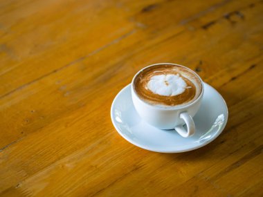 sıcak kahve latte sanatı ahşap masada.