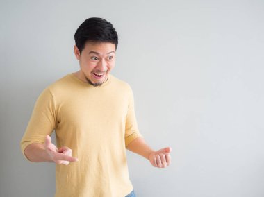 Adam sarı tişört üzerine gelin ve boş bir girintili sunmak için heyecanlı