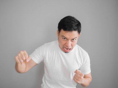 Beyaz tişört çok kızgın agresif adam portresi.