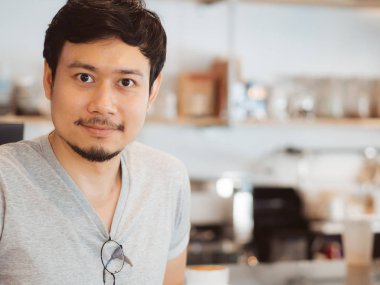 Adam kahve kafede sıcak kahve içiyor.