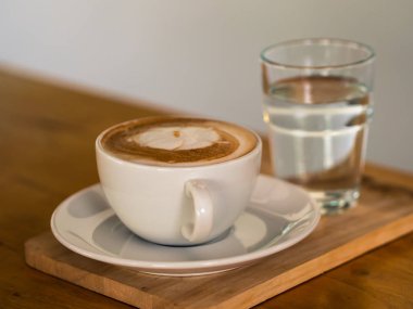 sıcak kahve latte sanatı ahşap masada.