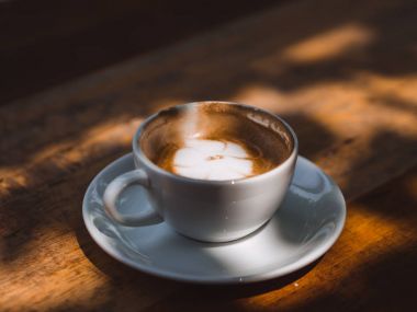 Beyaz fincan sıcak Latte Kahve gölge gölge ahşap tablo.