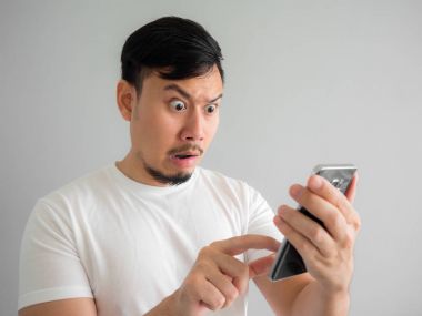 Adamın şok ve korkunç yüzünü bağırdı smartphone--dan. S bkz: