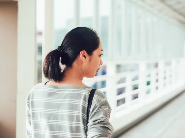 Triste femme s'en va dans le concept d'au revoir et le cœur brisé — Photo