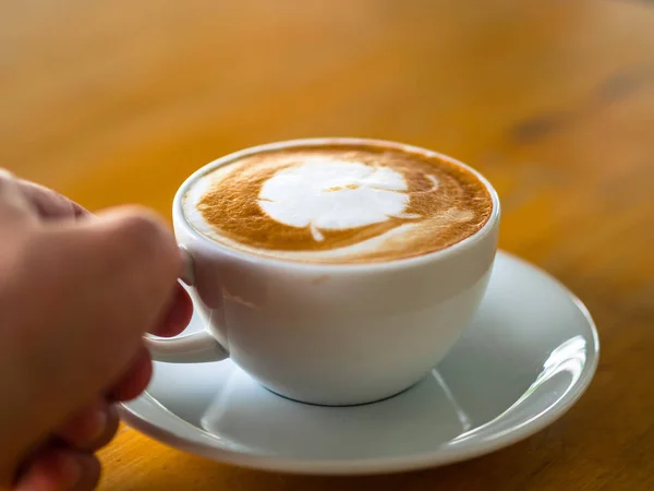 Kopi panas latte art di atas meja kayu. — Stok Foto