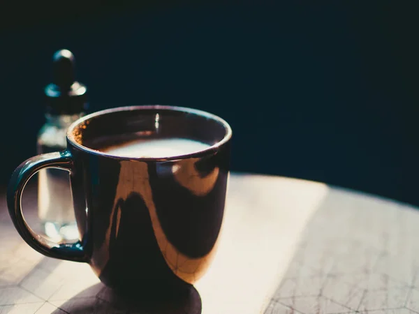 Schwarze Tasse Kaffee im Morgenlicht aus dem Fenster. — Stockfoto