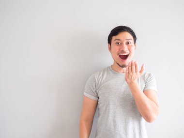 Adam ağız bir solukta mutlu hissediyor ve üfleme.