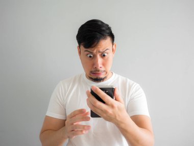 Adamın şok ve korkunç yüzünü bağırdı smartphone--dan. S bkz: