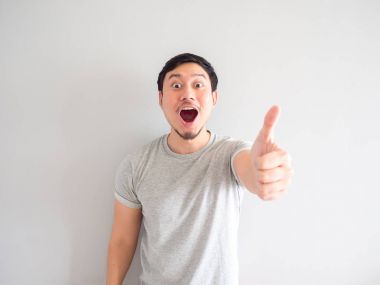 Adam ağız bir solukta mutlu hissediyor ve üfleme.