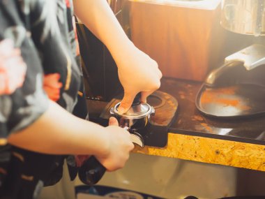 Latte Kahve kahve dükkanında yapma süreci.