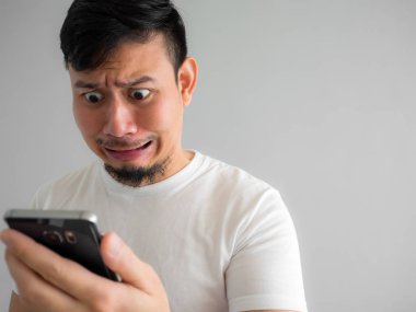 Adamın şok ve korkunç yüzünü bağırdı smartphone--dan. S bkz: