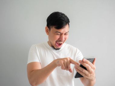 Komik gülünç video kırpmak içinde socia paylaşmak izlerken adamın yüzünü güldürüyor