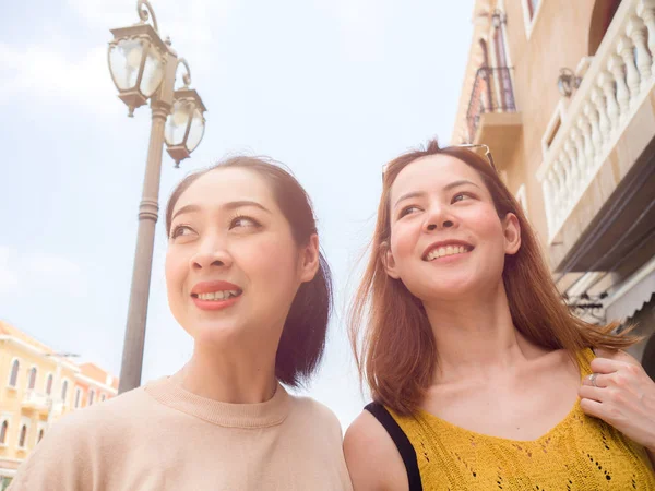 两个女人最好的朋友走在美丽的欧洲街 — 图库照片