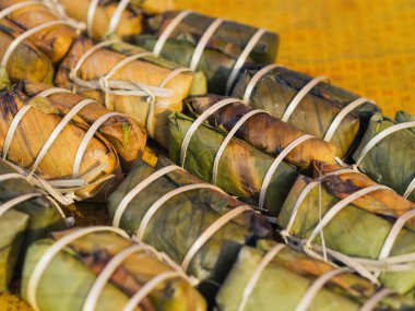 Yapışkan pirinç Khao Tom Mat veya Khao Tom Pad ile muz th içinde satmak