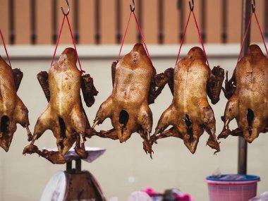 Ördekler buğulama Tay Tay yerel pazar tel üzerinde asılı olan 