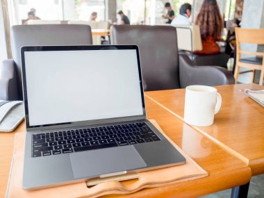 Laptop ile beyaz boş ekran göstermek bir mu ahşap tablo