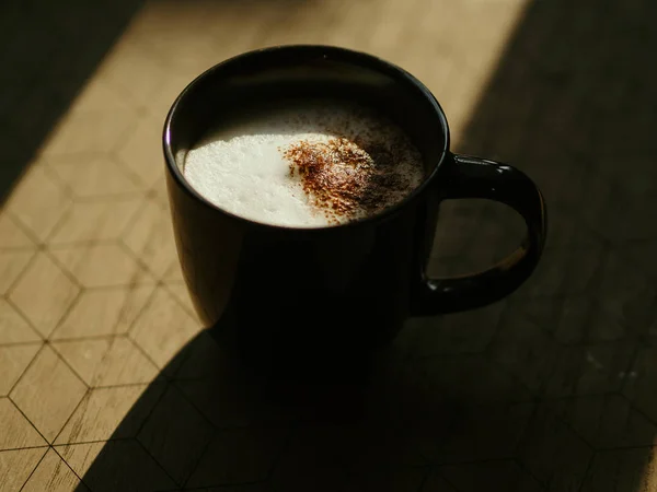 Черная чашка кофе в утреннем свете из окна . — стоковое фото